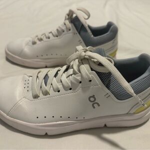 Women’s On Cloud sneakers. The Roger